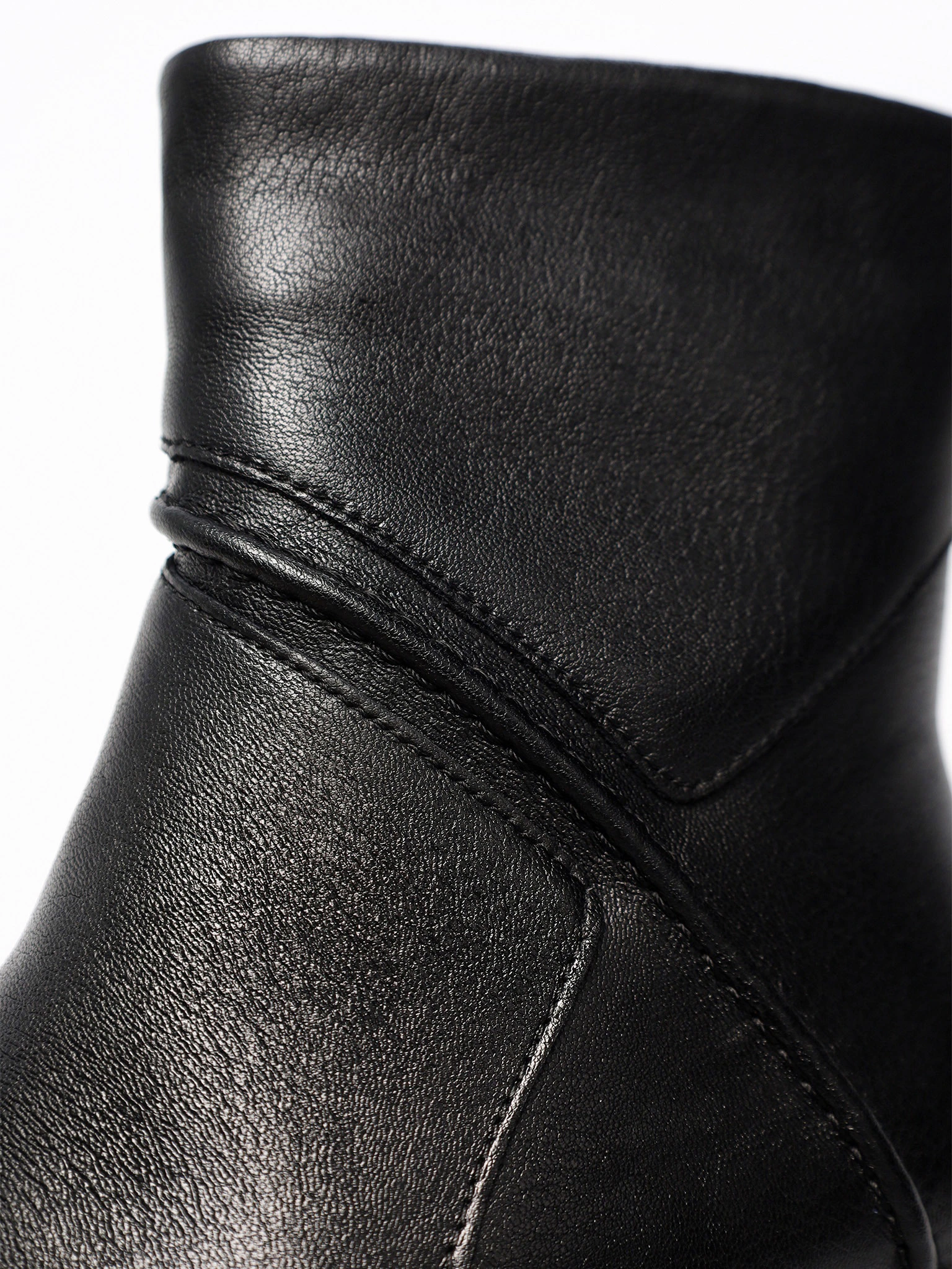 Ботинки черного цвета на высоком широком каблуке